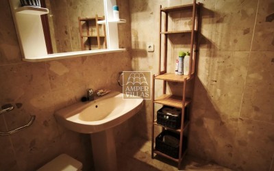 Просторный бунгало с общим бассейном и теннисным кортом, расположенный рядом с гольф-клубом.